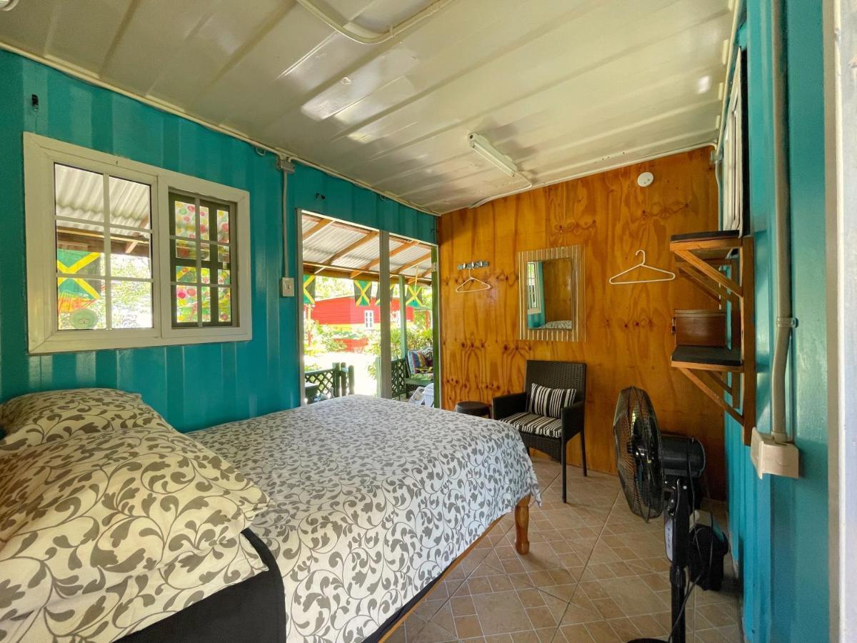Judy House 2 - Lewis Backpacker Hostel Little Bay Oda fotoğraf