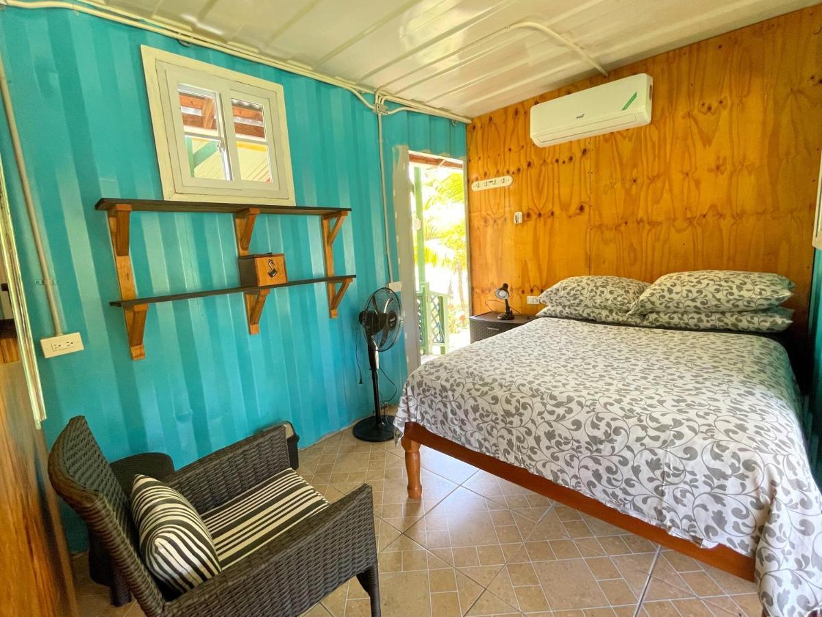 Judy House 2 - Lewis Backpacker Hostel Little Bay Oda fotoğraf