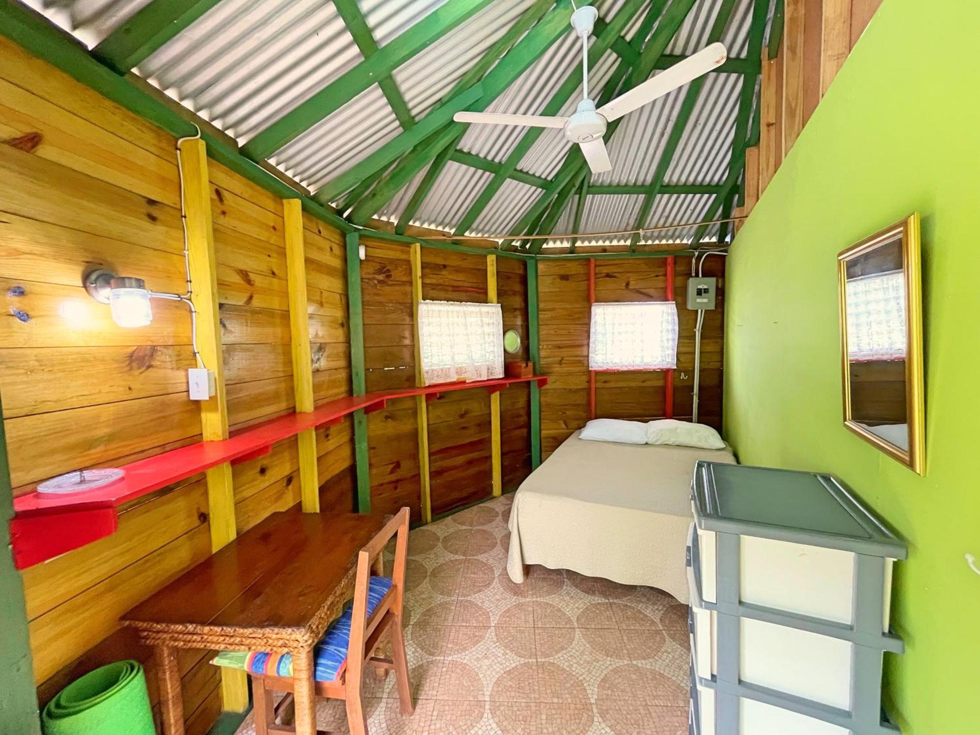 Judy House 2 - Lewis Backpacker Hostel Little Bay Oda fotoğraf